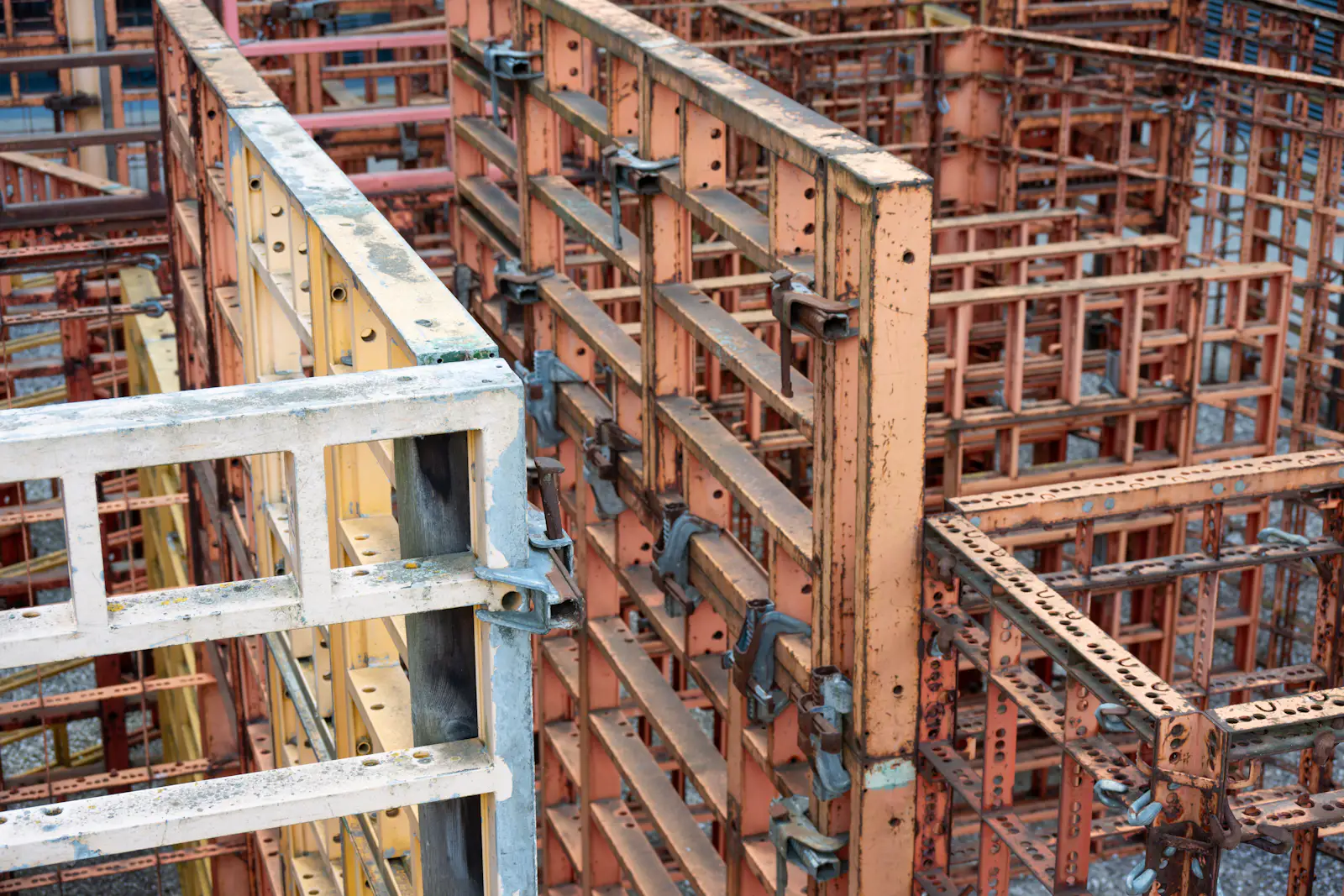 Estructura de cimbra metálica en obra, lista para el colado de concreto