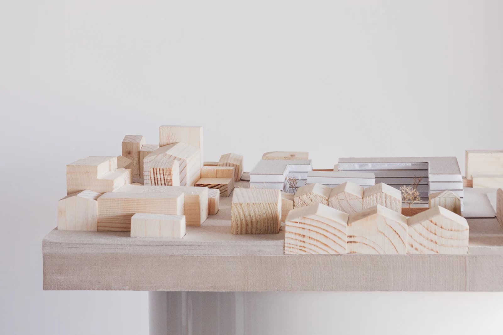Maqueta de volúmenes de madera sobre una mesa de trabajo