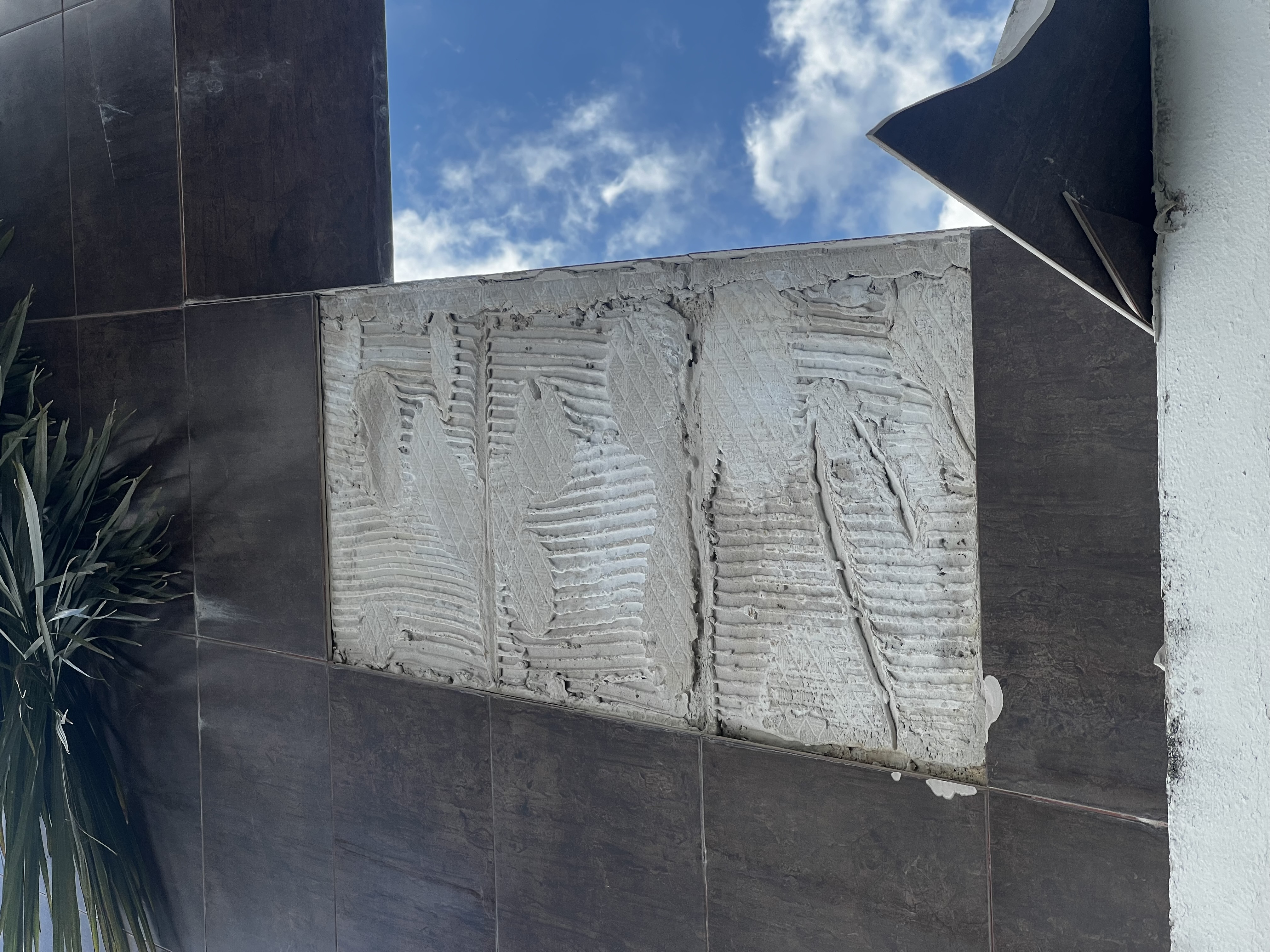 Fachada — azulejo desprendido