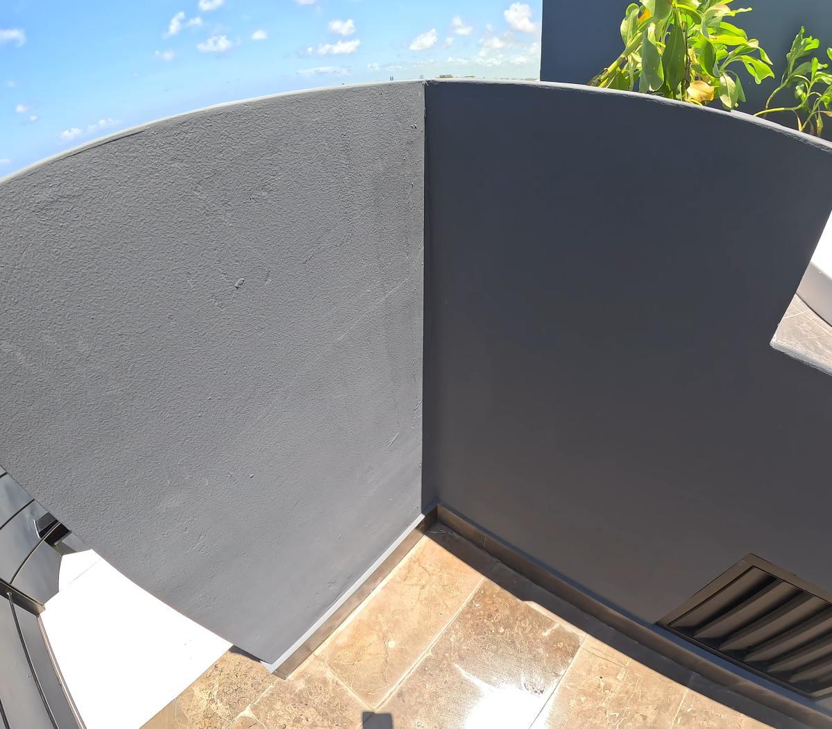 Exterior — esquina y área verde